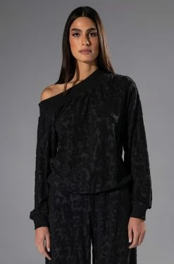 BE HERE TEXTURED OFF SHOULDER SWEATSHIRT