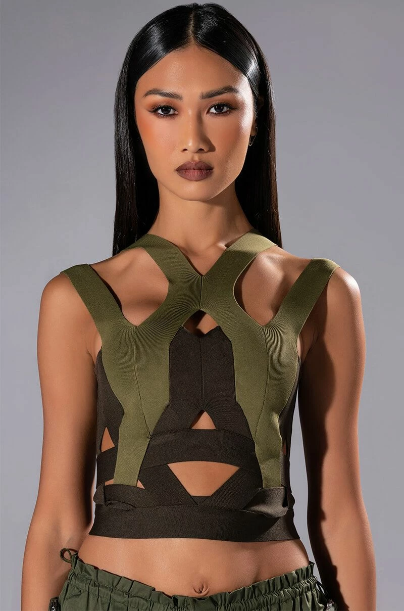 DAKOTA SYMMETRIC CUTOUT TOP