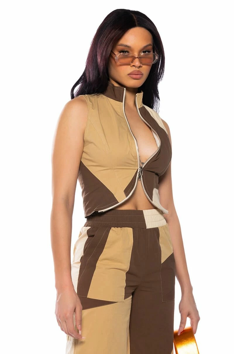 LEXI ADJUSTABLE ZIP SLEEVELESS TOP - Image 3