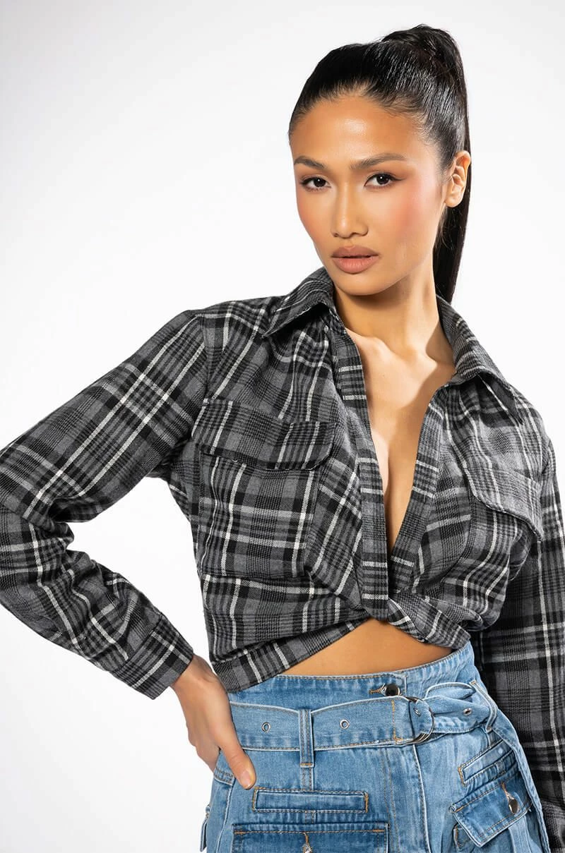 NO FRONTING CROPPED TWIST FRONT PLAID TOP